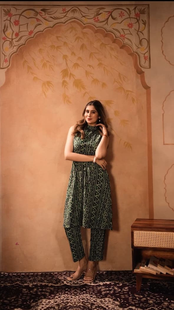 Green And White Round Neckline Sleeveless Bandhani Straight Kurta With Pent