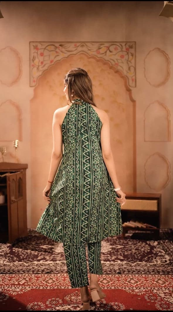 Green And White Round Neckline Sleeveless Bandhani Straight Kurta With Pent