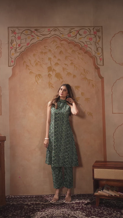 Green And White Round Neckline Sleeveless Bandhani Straight Kurta With Pent